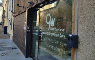 Entrée principale de l'hôtel autonome 9Wagram au Mans.