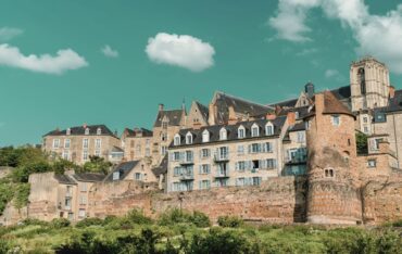 Le Vieux Mans et la muraille gallo-romaine vus depuis les bords de Sarthe.