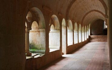 Visiter Le Mans en explorant l'extérieur de l'Abbaye de l'Épau