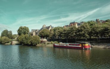 Une balade le long de La Sarthe avec vue sur la Cité Plantagenêt lors d'un weekend au Mans chez 9Wagram.