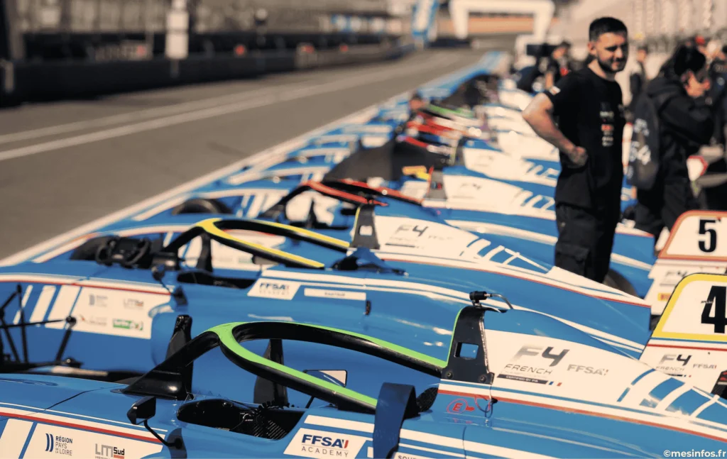 Le GP Explorer est une course de F4 imaginé par Squeezie. Pour la dernière édition, n'oubliez pas de réserver votre chambre chez 9Wagram.