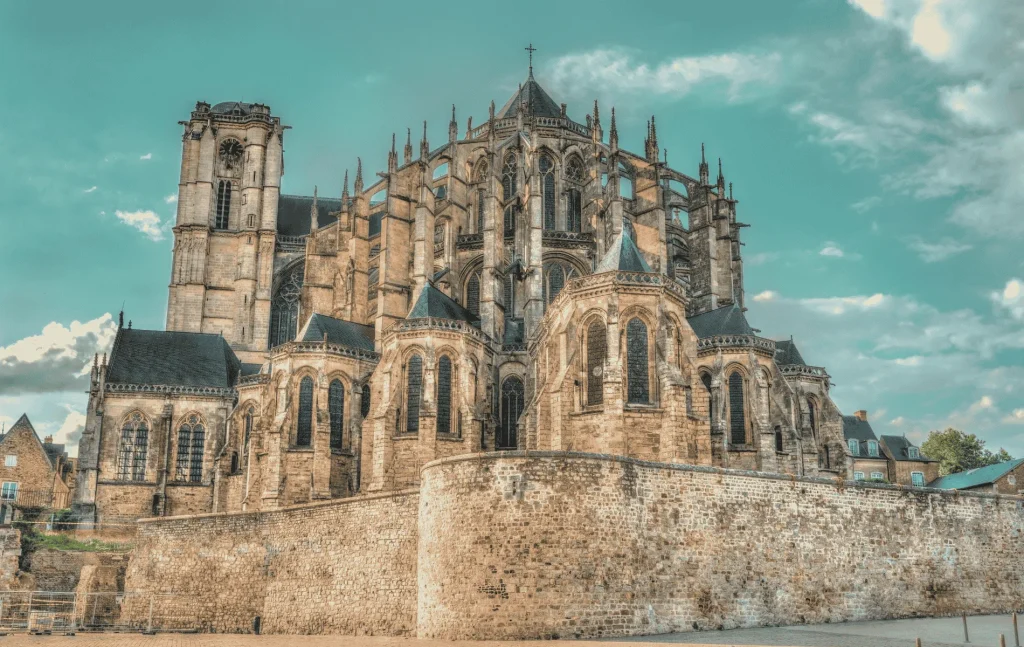 Le Mans en hiver, découvrez la Cathédrale du Mans proche de l'hôtel 9Wagram !