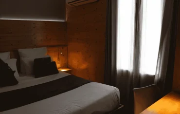 Chambre moderne de l’hôtel isolé 9Wagram, conçue avec une isolation thermique renforcée.