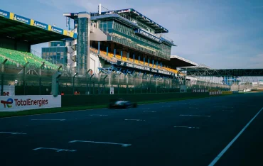 Vue sur la piste et les gradins du circuit des 24h. Séjournez au 9Wagram, hôtel proche du circuit du Mans.