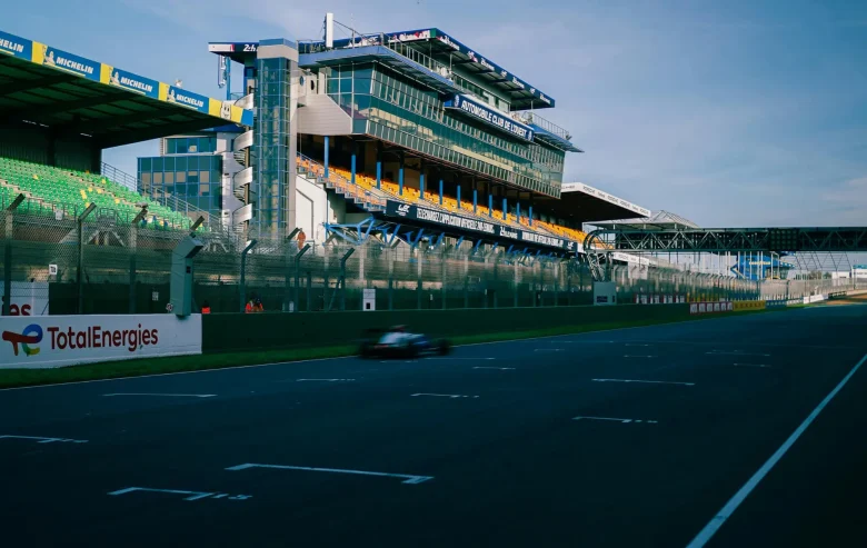 Vue sur la piste et les gradins du circuit des 24h. Séjournez au 9Wagram, hôtel proche du circuit du Mans.