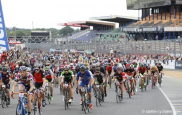 Course des 24h Vélo sur le circuit Bugatti du Mans avec un peloton de cyclistes